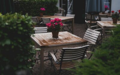 Borddekking til sommerfest på terrassen: farger, materialer og stemning som holder hele kvelden