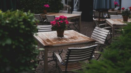 Borddekking til sommerfest på terrassen: farger, materialer og stemning som holder hele kvelden