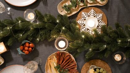 Enkel juleborddekking hjemme med det du allerede har i skapene