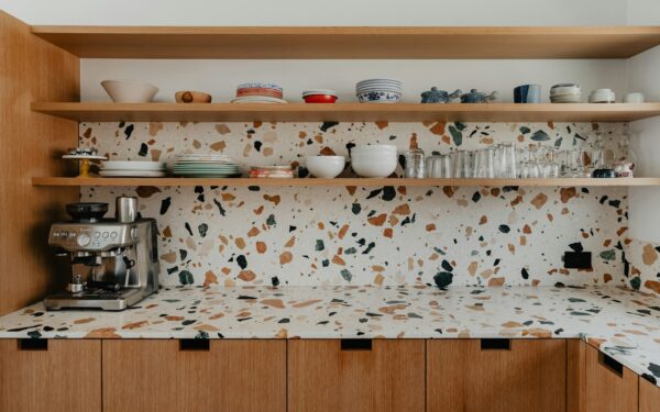 Enkle grep som gir kjøkkenet et roligere uttrykk uten totalrenovering