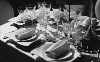 Hvordan bruke glass i borddekking for et lett og moderne preg