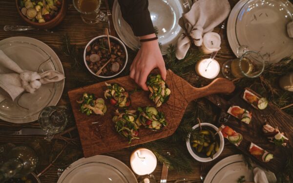 Ideer til serveringsfat: små grep som gjør serveringen mer gjennomført