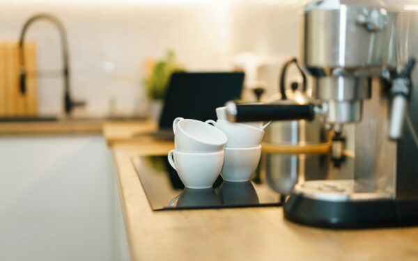 Liten kaffeplass hjemme: en enkel krok som gir roligere pauser