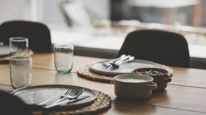 Lunchebord som føles litt ekstra: enkle ideer med servise du allerede har