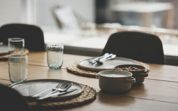 Lunchebord som føles litt ekstra: enkle ideer med servise du allerede har