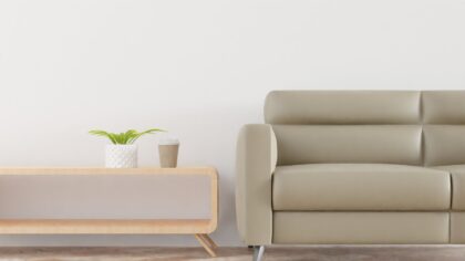 Minimalistisk interiør i stua som føles varm, personlig og lett å leve med