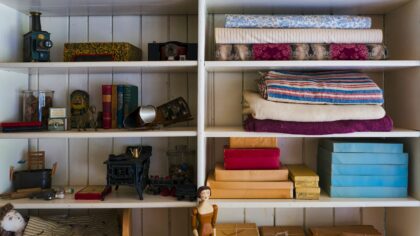 Orden i bokhyllen som ser bra ut: styling og sortering du faktisk klarer å holde