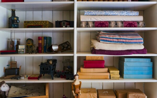 Orden i bokhyllen som ser bra ut: styling og sortering du faktisk klarer å holde