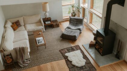 Varme tekstiler i stuen: slik gir du rommet lunhet uten totalrenovering