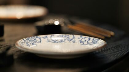 Mønstret porselen som matcher uten å være likt: slik bygger du en personlig miks