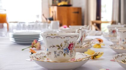 Porselen med blomstermønster: slik bruker du det stilfullt uten at bordet blir «bestemor-fint»