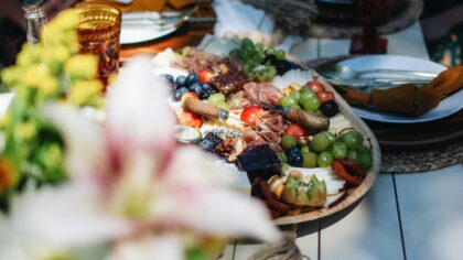 Serveringsfat i porselen som løfter hele bordet