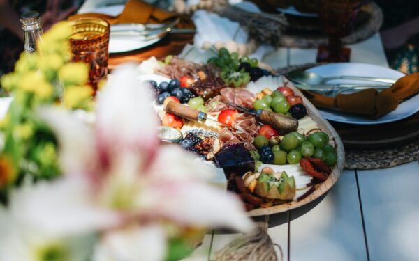 Serveringsfat i porselen som løfter hele bordet