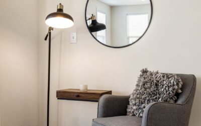 Slik skaper du rolig stemning hjemme med bordlamper og små lyssoner