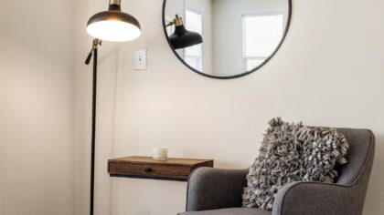 Slik skaper du rolig stemning hjemme med bordlamper og små lyssoner