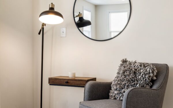 Slik skaper du rolig stemning hjemme med bordlamper og små lyssoner