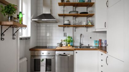 Smart oppbevaring av servise på lite kjøkken uten at det ser rotete ut